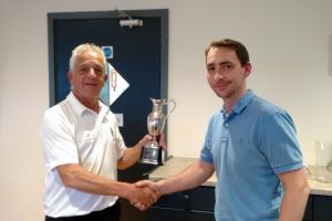 golf-nomads-receiving-trophy-2016